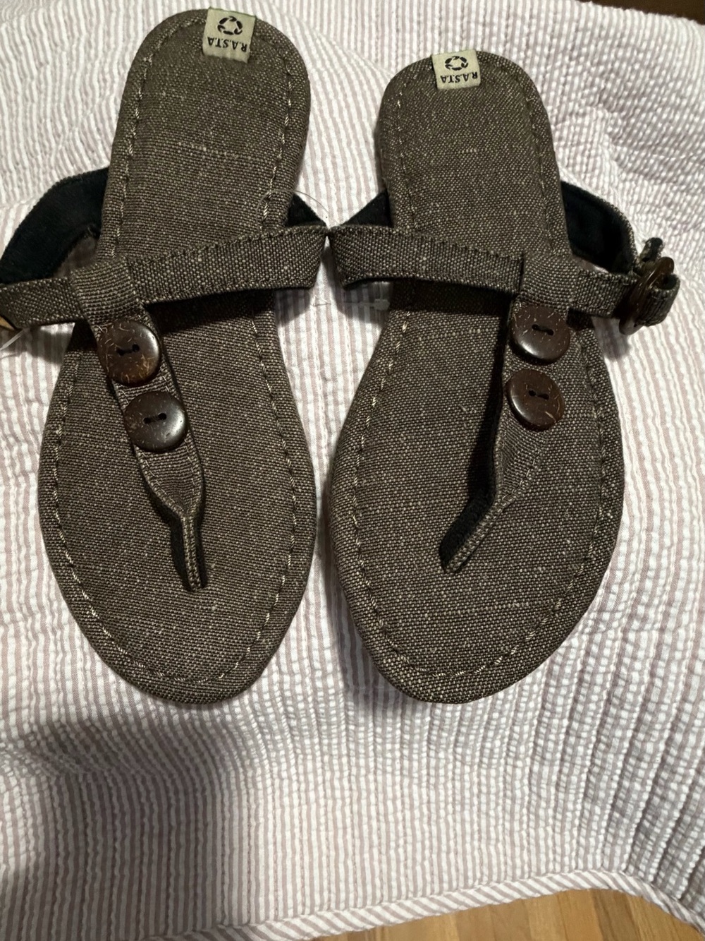 SANUK FLIP FLOP SANDAL SIZE 7 NWT 1st pic is color of sandal